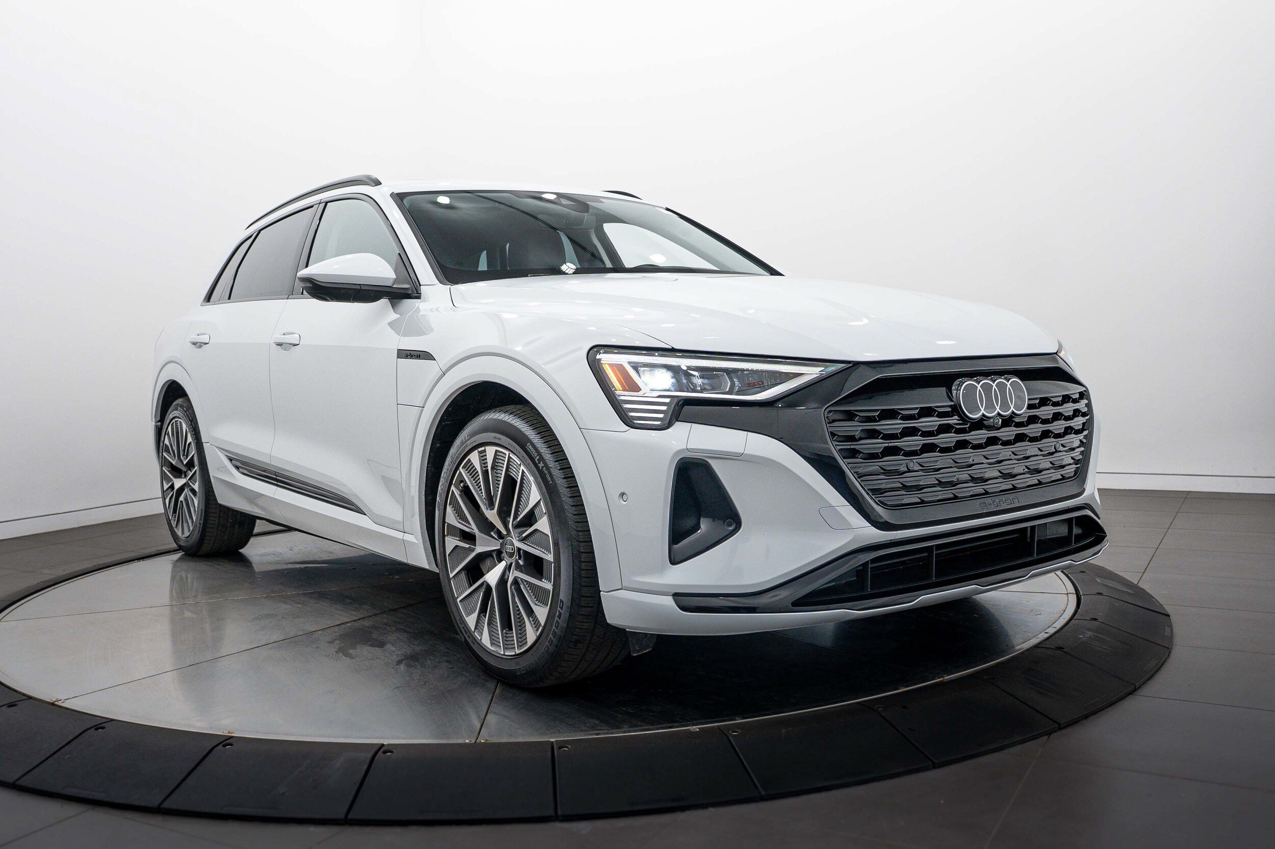 Used 2024 Audi Q8 e-tron Premium Plus AWD/4WD image 2