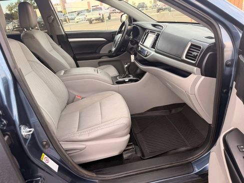 Used 2017 Toyota Highlander Plus w/ Carpet Mat Package FWD image 32