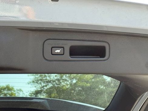 Used 2025 Honda Pilot Touring image 17