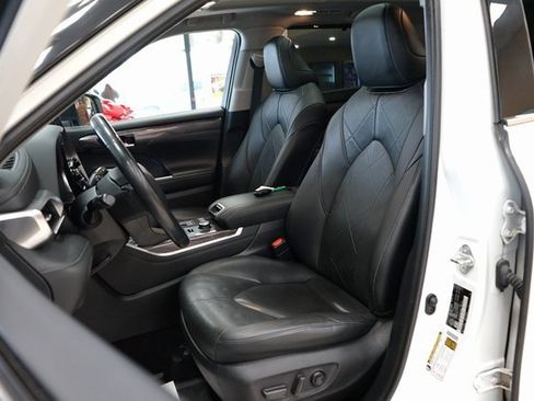 Used 2021 Toyota Highlander Platinum image 2