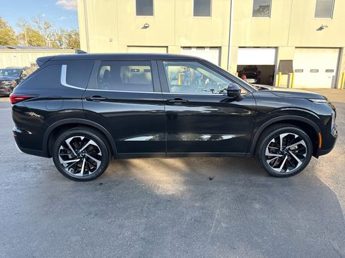 Used 2024 Mitsubishi Outlander SE image 2