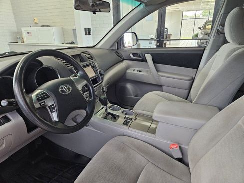 Used 2013 Toyota Highlander Plus FWD image 8