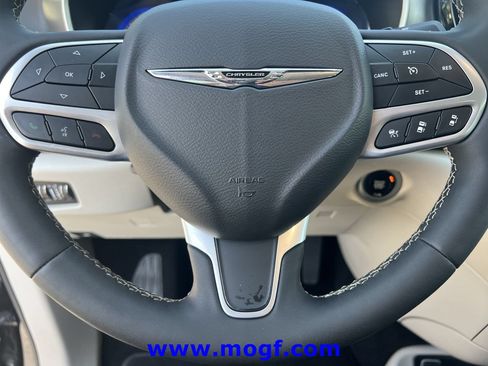 Used 2024 Chrysler Pacifica Touring-L FWD image 14