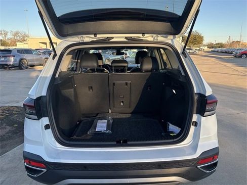 Certified 2025 Volkswagen Taos SE image 20