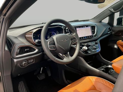 Used 2023 Chrysler Pacifica Pinnacle FWD image 18