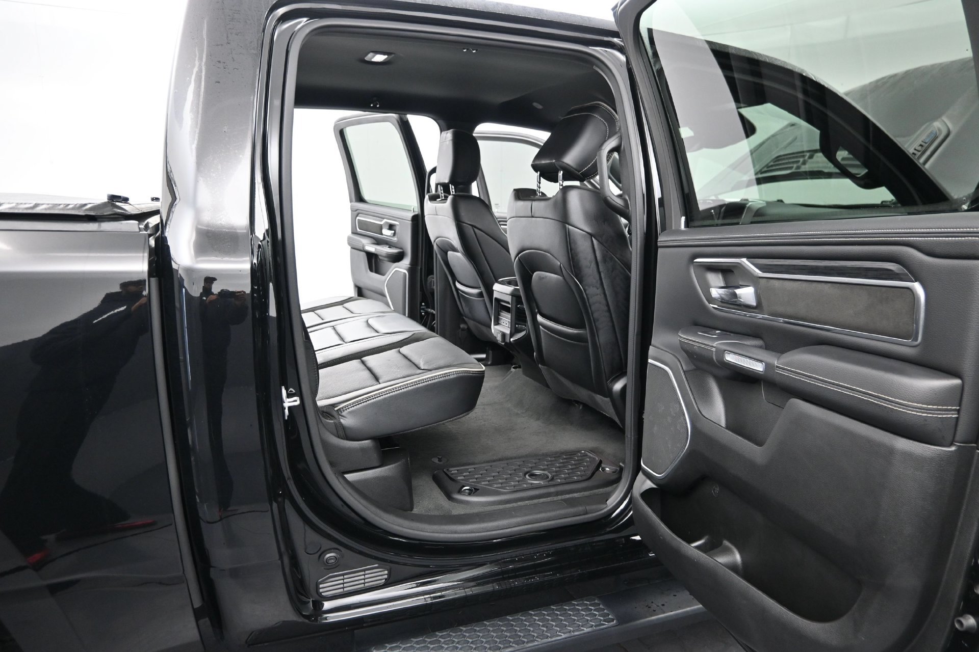 Used 2023 RAM 1500 Laramie AWD/4WD image 11