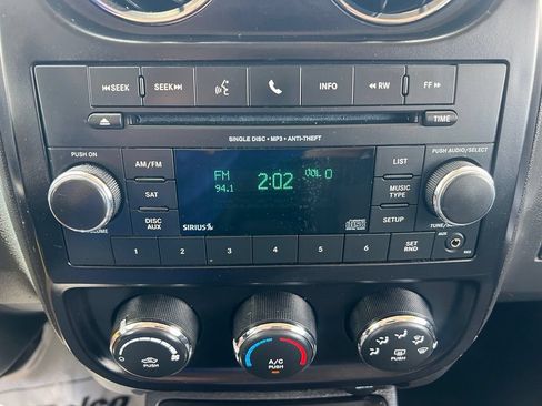 Used 2014 Jeep Patriot Latitude AWD/4WD image 32