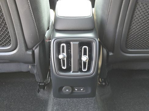 Used 2024 Volvo XC40 Recharge Plus w/ Protection Package Premier AWD/4WD image 20