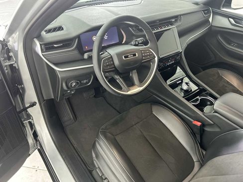 Used 2023 Jeep Grand Cherokee Altitude image 11