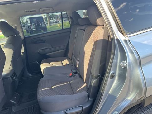 Used 2022 Toyota Highlander LE image 31