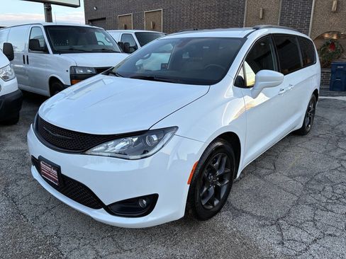 Used 2018 Chrysler Pacifica Touring-L Plus image 11