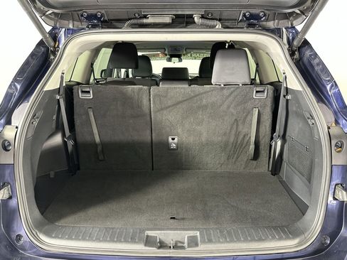 Used 2025 Toyota Highlander LE FWD image 22