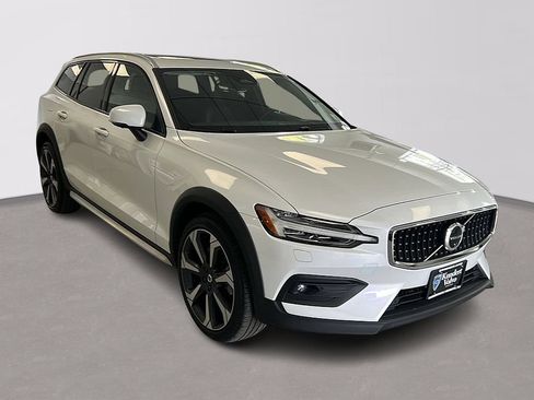 Certified 2024 Volvo V60 B5 Cross Country Ultimate w/ Protection Package Premier AWD/4WD image 1
