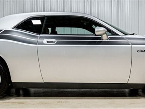 Used 2010 Dodge Challenger SE RWD image 16