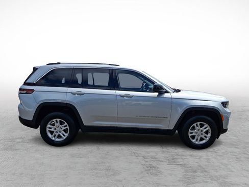 Used 2022 Jeep Grand Cherokee Laredo w/ Luxury Tech Group I AWD/4WD image 6