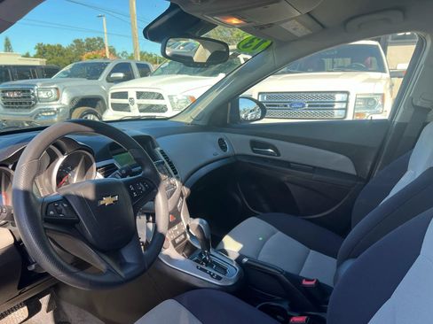 Used 2013 Chevrolet Cruze LS image 9