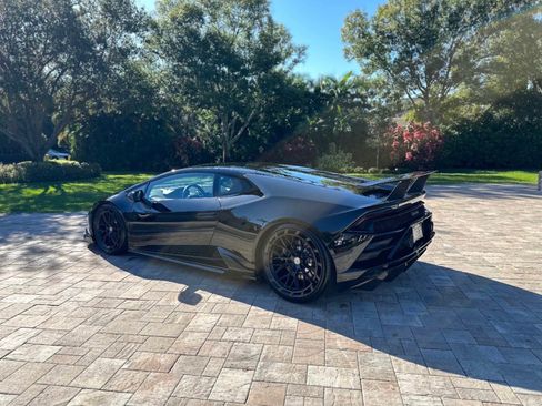 Used 2021 Lamborghini Huracan EVO image 3