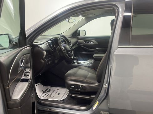 Used 2018 Chevrolet Traverse LT FWD image 2