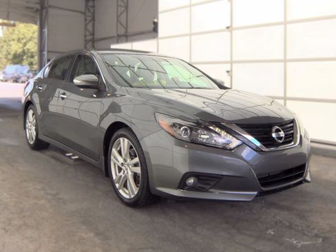 Used 2017 Nissan Altima 3.5 SL w/ 3.5 Technology Package FWD image 3