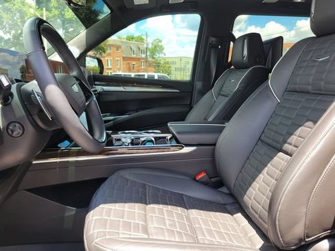 Certified 2025 Cadillac Escalade ESV Sport Platinum w/ LPO, Floor Liner Package AWD/4WD image 18