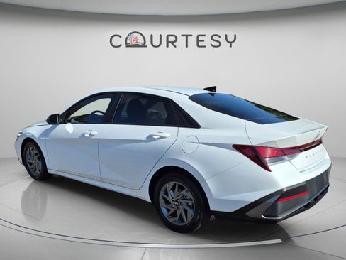 Certified 2024 Hyundai Elantra SEL FWD image 3