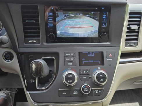 Used 2017 Toyota Sienna XLE Premium FWD image 23