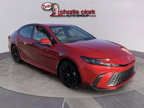 Used 2025 Toyota Camry SE image 8