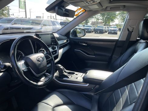 Used 2022 Toyota Highlander XLE FWD image 13
