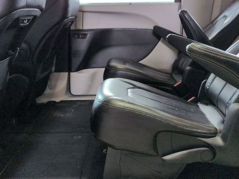 Used 2024 Chrysler Pacifica Touring-L image 22