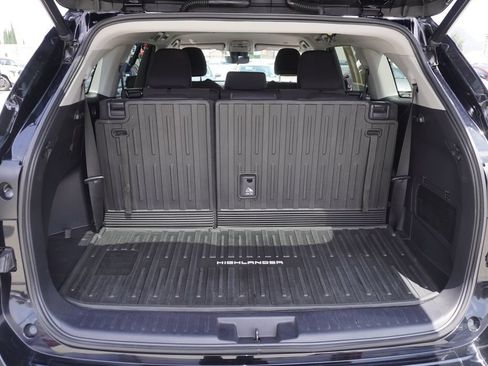 Used 2023 Toyota Highlander LE FWD image 8