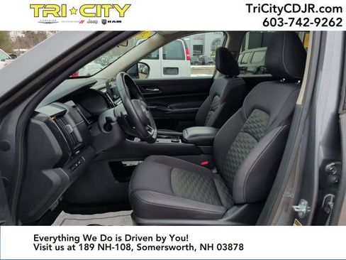 Used 2022 Nissan Pathfinder SV w/ SV Premium Package image 11