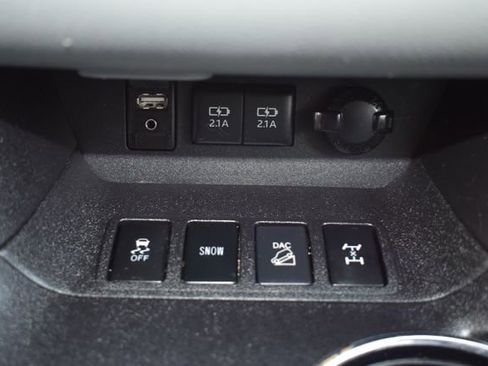 Used 2018 Toyota Highlander XLE w/ Protection Package #3 AWD/4WD image 28