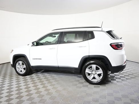 Used 2022 Jeep Compass Latitude w/ Convenience Group AWD/4WD image 3