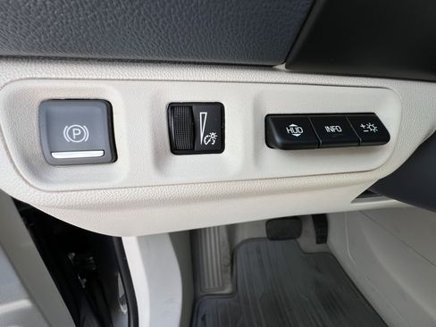 Used 2022 GMC Acadia Denali w/ Denali Ultimate Package image 13