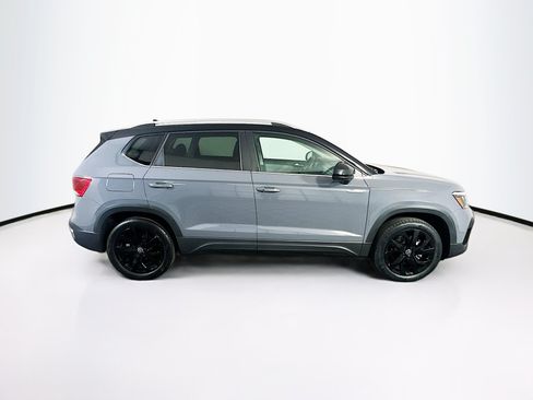 Used 2023 Volkswagen Taos SE w/ Panoramic Sunroof Package FWD image 10