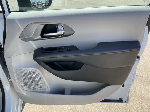 Used 2023 Chrysler Pacifica Touring-L image 52