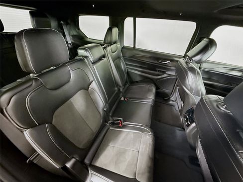 Used 2023 Jeep Grand Cherokee L Laredo image 28