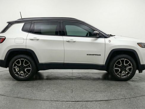 Used 2025 Jeep Compass Trailhawk AWD/4WD image 8