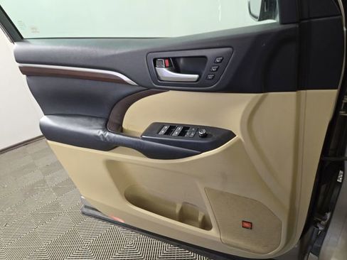 Used 2016 Toyota Highlander Limited image 29