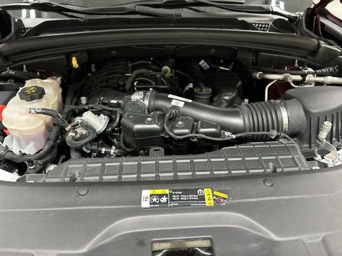 Used 2023 Jeep Grand Cherokee Laredo AWD/4WD image 23