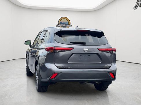 Used 2021 Toyota Highlander XLE AWD/4WD image 5