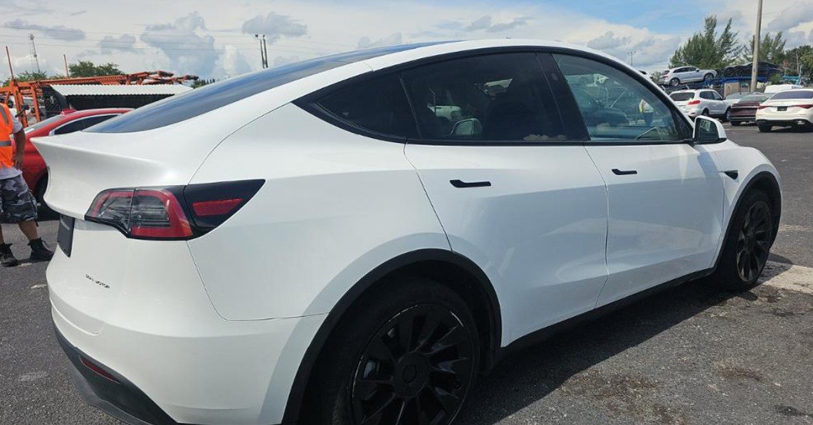 Used 2023 Tesla Model Y Long Range AWD/4WD image 2