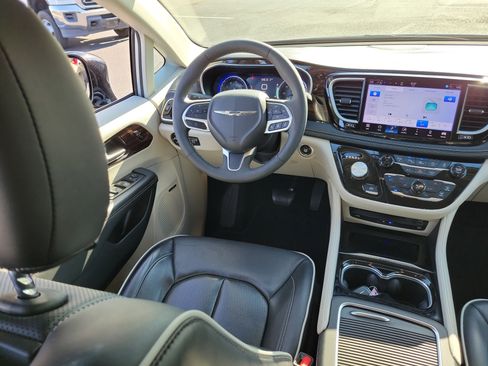 Used 2024 Chrysler Pacifica Limited w/ Uconnect Theater Family Group FWD image 15