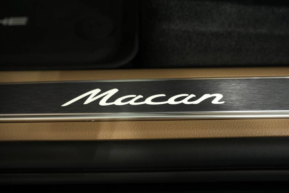 Certified 2026 Porsche Macan AWD/4WD image 32