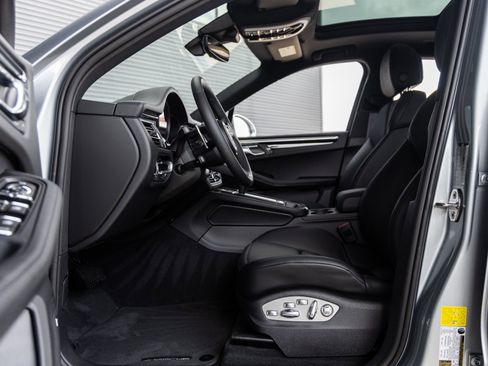 Certified 2025 Porsche Macan image 24