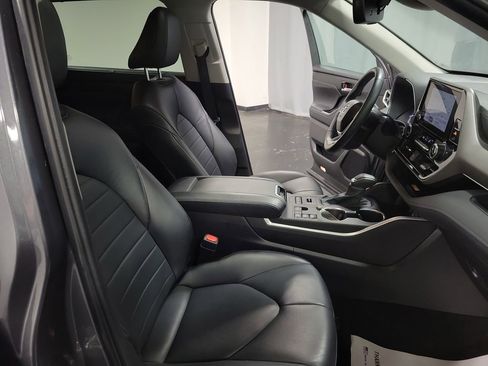 Used 2024 Toyota Highlander XLE image 24