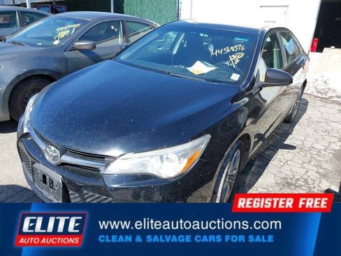 Used 2017 Toyota Camry SE image 3