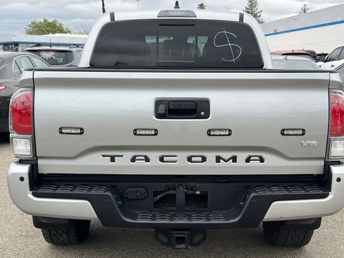 Used 2022 Toyota Tacoma TRD Sport w/ Technology Package AWD/4WD image 5