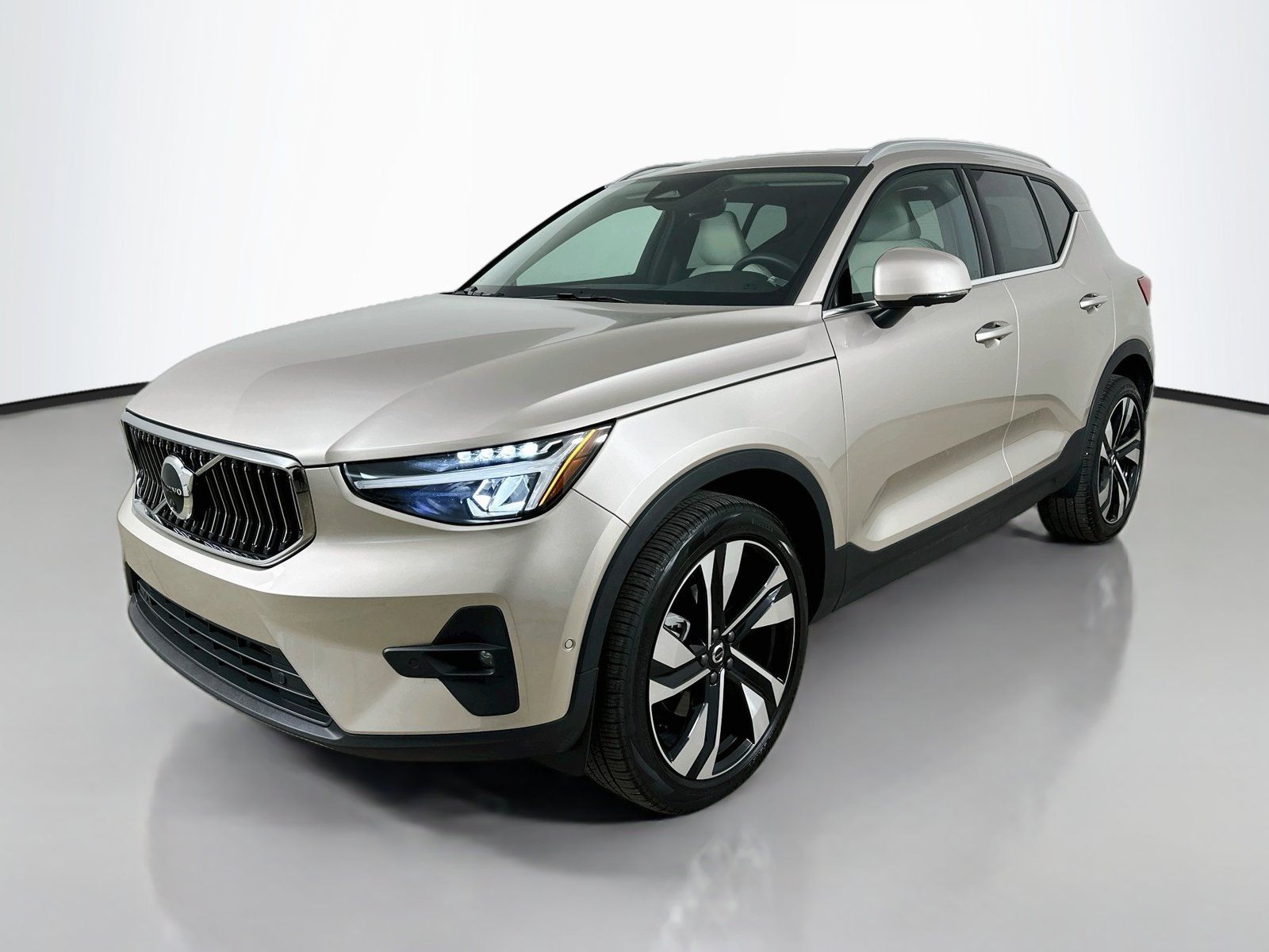 Used 2024 Volvo XC40 B5 Plus w/ Climate Package AWD/4WD image 1