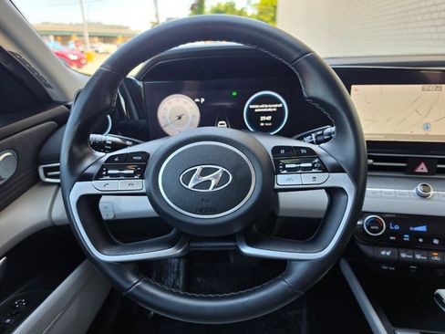 Used 2022 Hyundai Elantra Limited FWD image 17